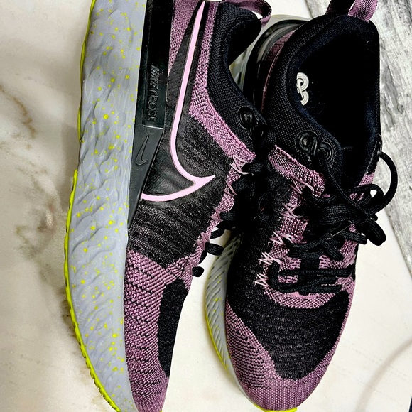 Nike barely used running shoe - Picture 1 of 2